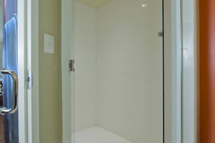 Room 2 of 28