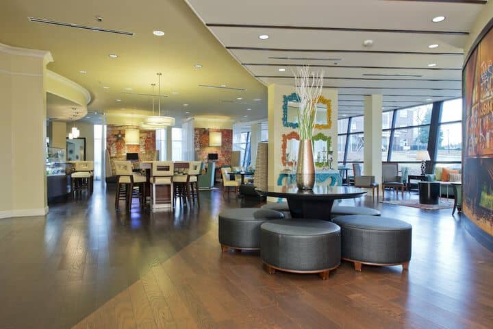 Lounge 17 of 28