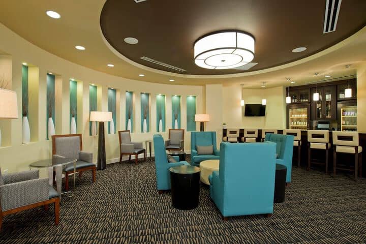 Lounge 21 of 28