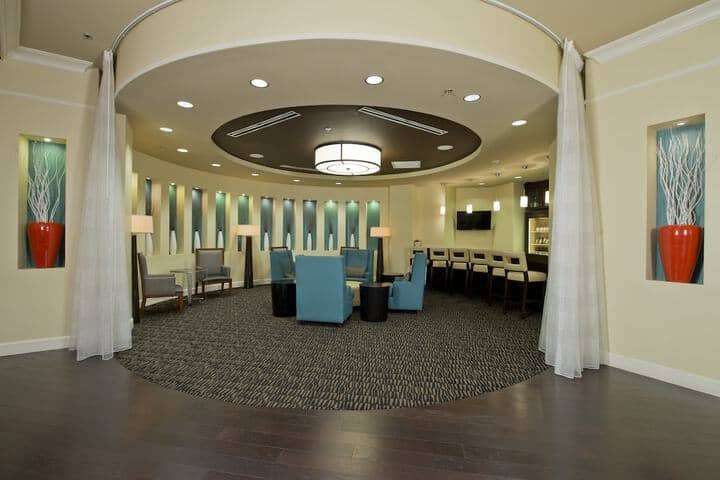 Lounge 16 of 28