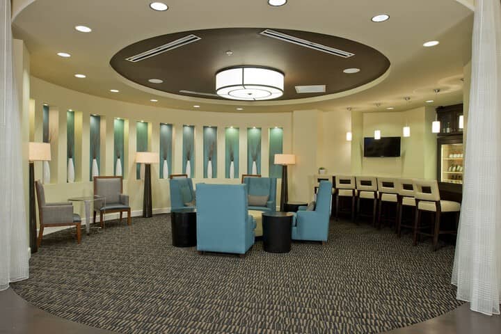 Lounge 20 of 28