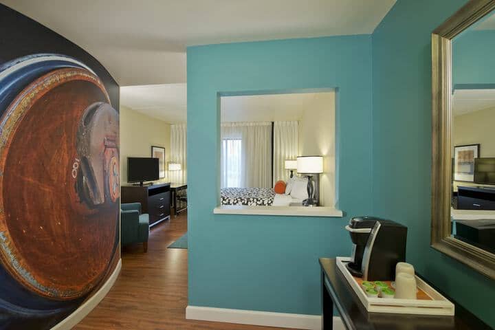Room 4 of 28